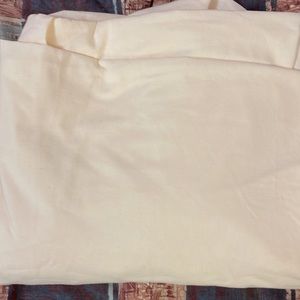 Twin fitted sheet. Beige/yellowish colour. Good used condition. Stevens brand.